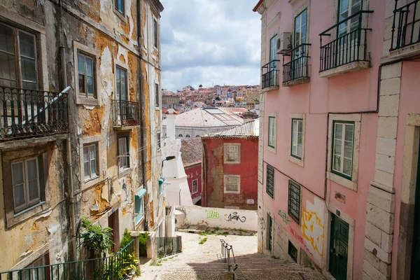 Calle típica con casas antiguas y sin reparar en el centro de Lisboa — Foto de Stock