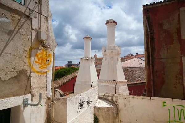 Typical street with old and unrepaired homes in central Lisbon — Stock Photo, Image