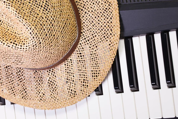 피아노 키보드와 밀 짚 모자 — 스톡 사진