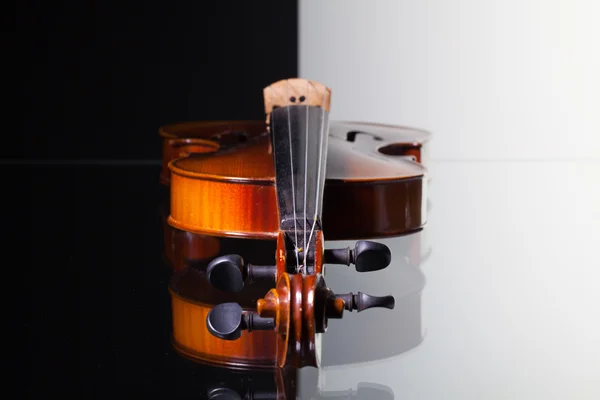 Velho violino em fundo preto e branco — Fotografia de Stock