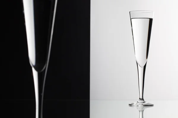 Glas vatten på skrivbordet med glasskiva — Stockfoto