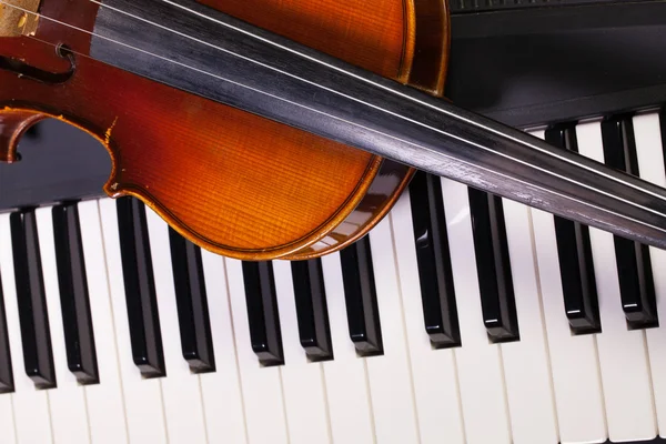 Klávesnice klavíru a staré housle — Stock fotografie
