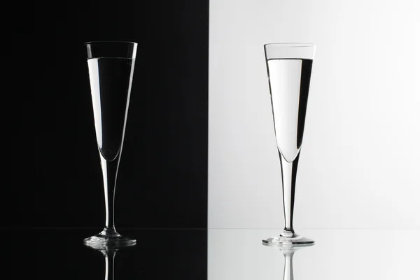 Окуляри води на скляному столі — стокове фото