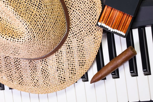 Teclado de piano, chapéu de palha e charuto de luxo — Fotografia de Stock