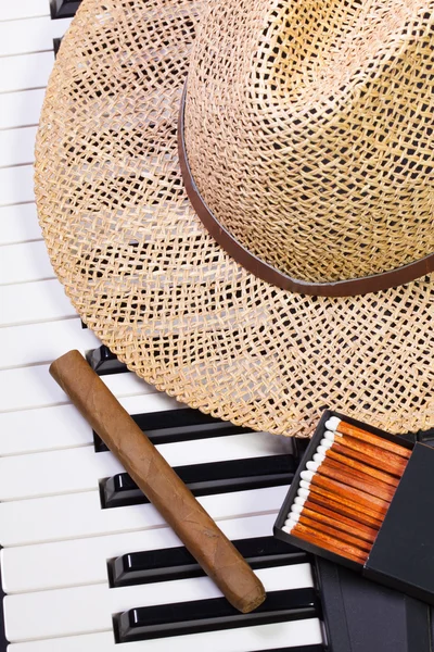 钢琴键盘，稻草帽子和豪华雪茄 — 图库照片