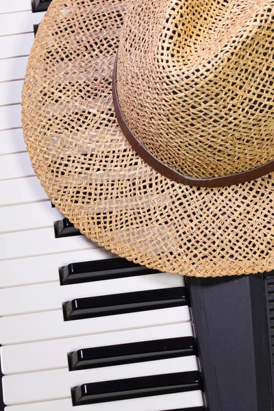 Teclado de piano y sombrero de paja —  Fotos de Stock