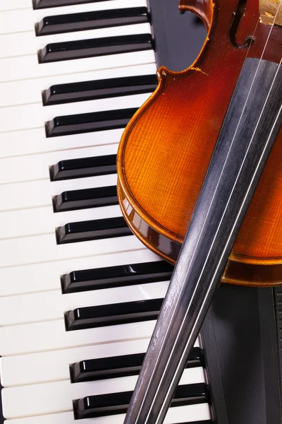 Piano keyboard and old violin — Stock Photo, Image