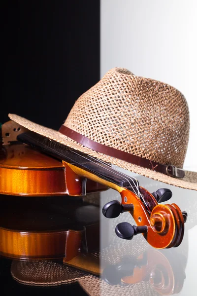 Old violin and straw hat isolated on black and white background — Stock Photo, Image