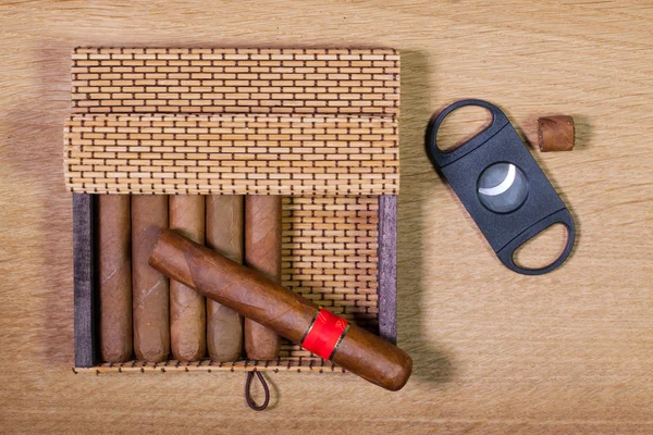 Kubanska cigarrer på trä bordet — Stockfoto