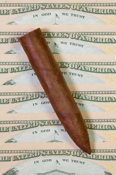Oss dollar sedlar och kubanska cigarr — Stockfoto