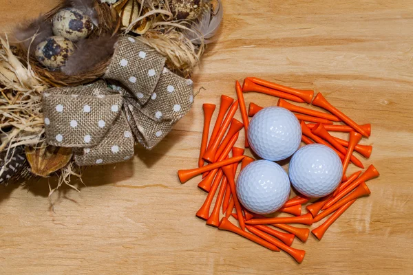 लाकडी टेबलवर इस्टर wreath आणि गोल्फ चेंडू — स्टॉक फोटो, इमेज