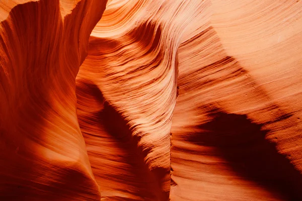 Kumtaşı dalgalar ve renkler içinde ikonik antilop Kanyonu — Stok fotoğraf
