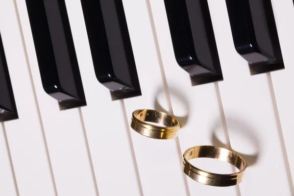 Teclado piano e anéis de casamento — Fotografia de Stock