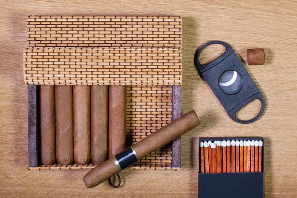 Charutos cubanos na mesa de madeira — Fotografia de Stock