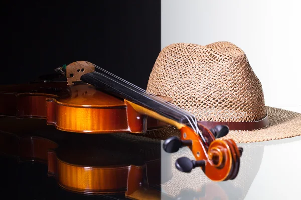 Old violin and straw hat isolated on black and white background — Stock Photo, Image