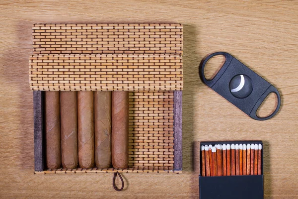Кубинские сигары на деревянном столе — стоковое фото