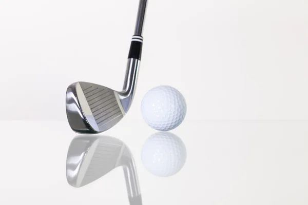 Golf club i piłeczki do golfa na biurku szkła — Zdjęcie stockowe