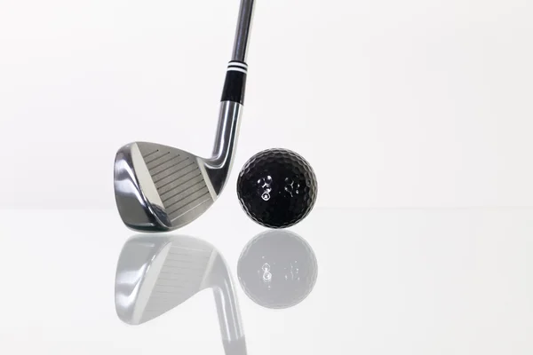 Clube de golfe e bola de golfe na mesa de vidro — Fotografia de Stock