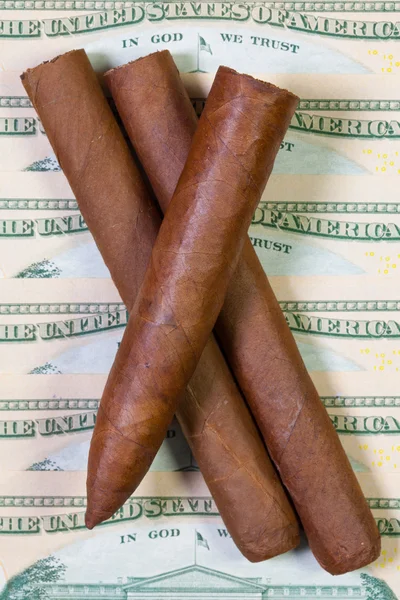 Billetes en dólares y cigarros cubanos —  Fotos de Stock
