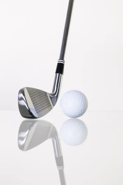 Golfschläger und Golfball auf dem Glasschreibtisch — Stockfoto