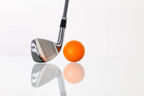 Golf club och golfboll på skrivbordet med glasskiva — Stockfoto