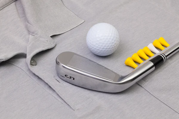 Camisa pólo cinza e equipamentos de golfe — Fotografia de Stock
