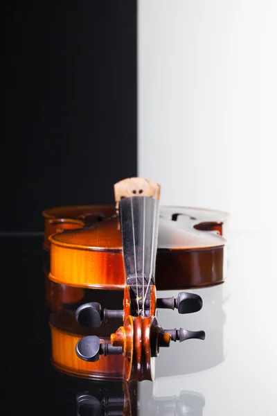 黒と白の背景に古いバイオリン — ストック写真