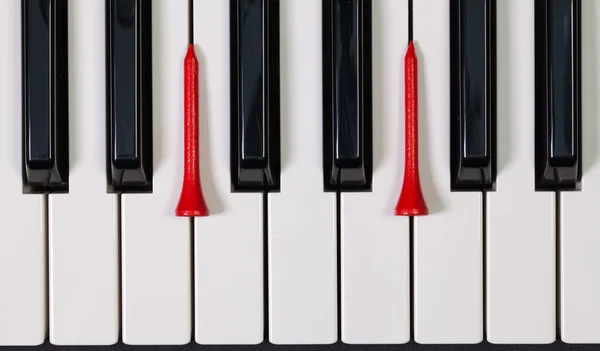 Teclado de piano e diferentes bolas e camisetas de golfe — Fotografia de Stock