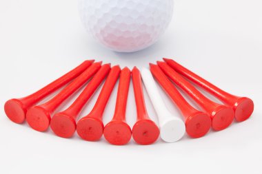 Ahşap golf tees beyaz masada  