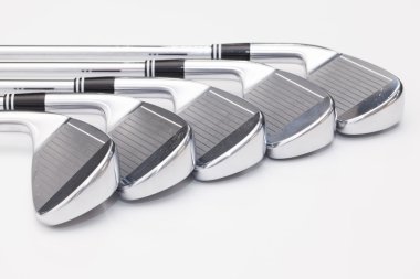 Titanyum golf kulüpleri beyaz masada