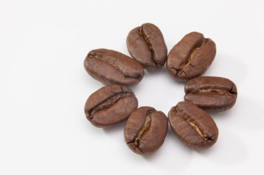 Beyaz masada kahve çekirdekleri