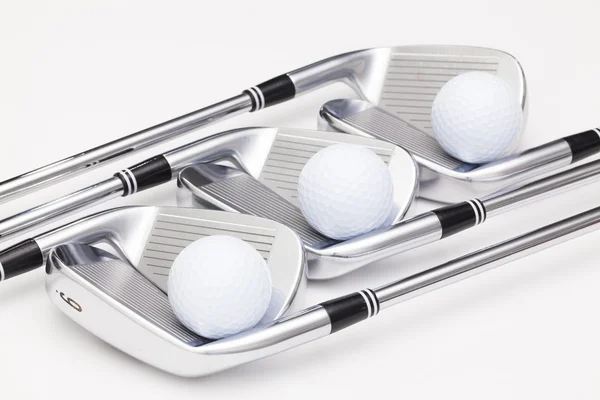 Titan-Golfschläger auf dem weißen Tisch — Stockfoto