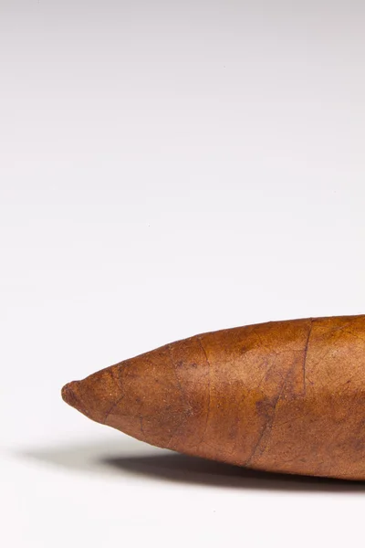 Detalle de cigarro cubano de lujo sobre la mesa blanca — Foto de Stock