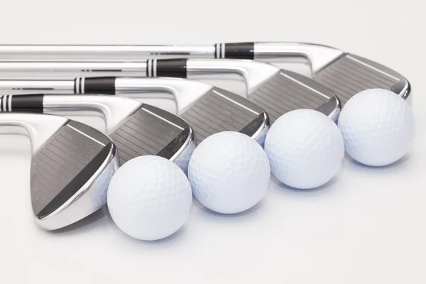Titán golf klubok, a fehér asztal — Stock Fotó
