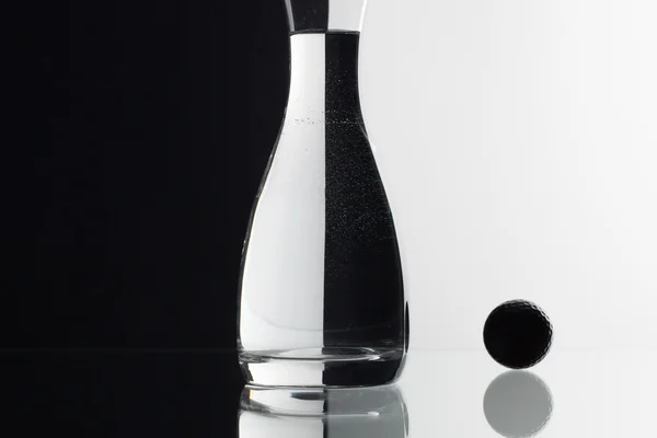 Verre d'eau sur fond noir et blanc — Photo