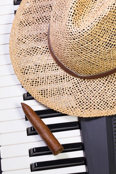 Teclado de piano, sombrero de paja y cigarro de lujo —  Fotos de Stock