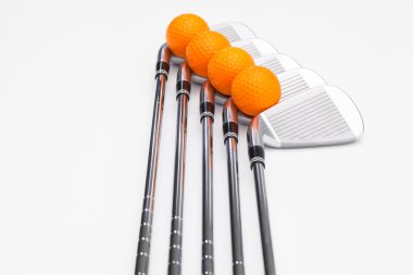 Titanyum golf kulüpleri beyaz masada
