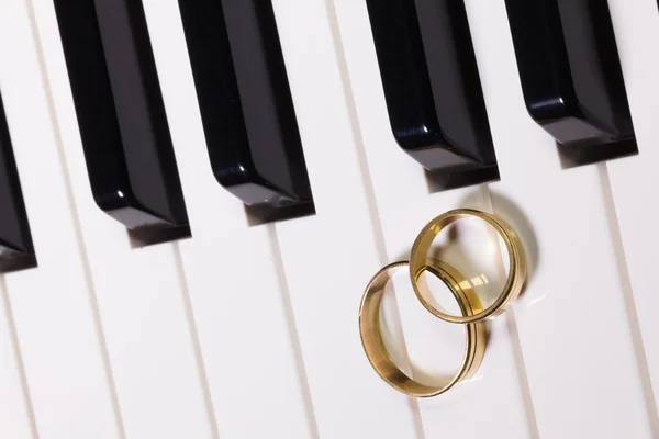 Teclado piano e anéis de casamento — Fotografia de Stock