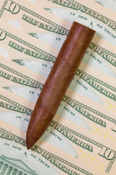 Billetes en dólares y cigarros cubanos — Foto de Stock