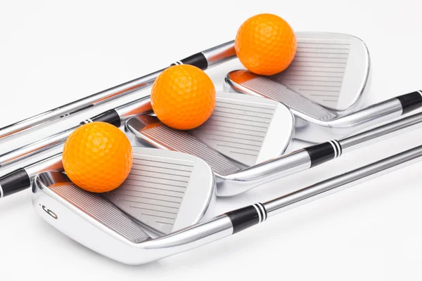 Titanyum golf kulüpleri beyaz masada — Stok fotoğraf