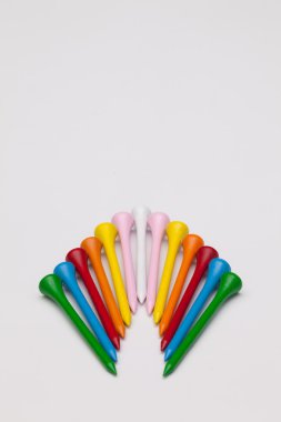 Beyaz arka plan üzerinde Golf tees