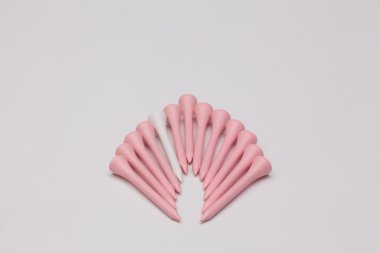 Beyaz arka plan üzerinde Golf tees