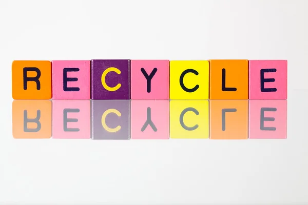Recyklovat - nápis z dětí bloků — Stock fotografie