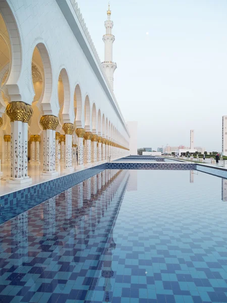 Grande Mesquita Sheikh Zayed ao pôr do sol, Abu Dhabi, Emirados Árabes Unidos — Fotografia de Stock