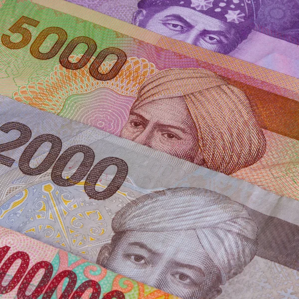 Verschillende Indonesische rupiah op tafel — Stockfoto