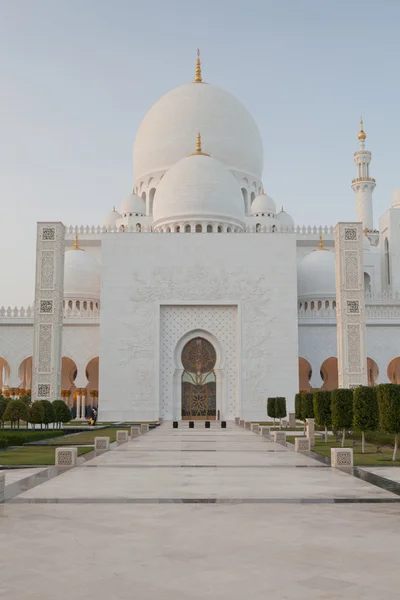 Mešita Grand šejka Zayeda při západu slunce, Abu Dhabi, Spojené arabské emiráty — Stock fotografie