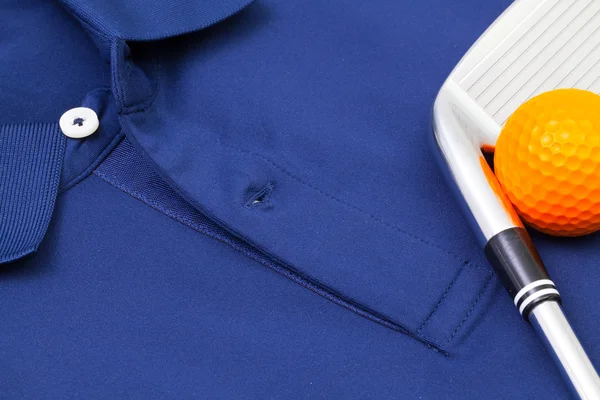 Mavi polo gömlek ve golf ekipmanları — Stok fotoğraf