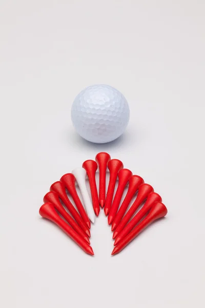 Golf tees e bola de golfe no fundo branco — Fotografia de Stock