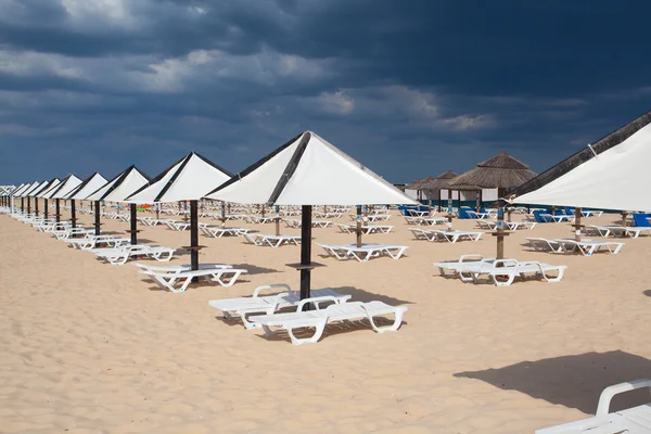 Na praia da ilha de Tavira antes da tempestade, Portugal — Fotografia de Stock