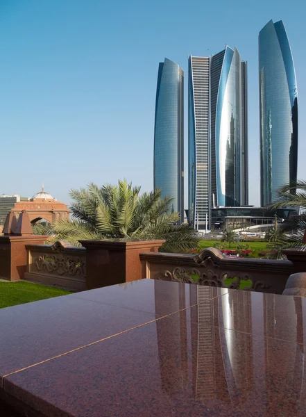 Los rascacielos futuristas en Abu Dhabi — Foto de Stock